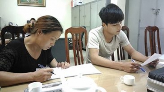 B&agrave; Nga chủ số h&agrave;ng tr&ecirc;n, tại cơ quan C&ocirc;ng an&nbsp;kh&ocirc;ng xuất tr&igrave;nh được bất cứ giấy tờ g&igrave; về nguồn gốc của số mỡ động vật tr&ecirc;n.