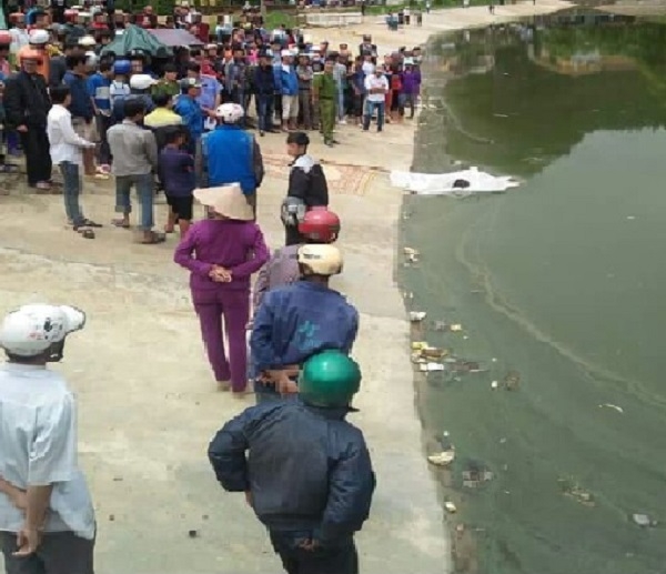 Rất đ&ocirc;ng người d&acirc;n hiếu kỳ v&acirc;y xung quanh nơi ph&aacute;t hiện thi thể nam thanh ni&ecirc;n chết dưới hồ. Ảnh: facebook.
