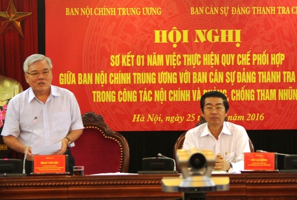 Tổng Thanh tra Ch&iacute;nh phủ Phan Văn S&aacute;u, Ph&oacute; trưởng Ban Nội ch&iacute;nh Trung ương V&otilde; Văn Dũng chủ tr&igrave; hội nghị (Ảnh: TN).