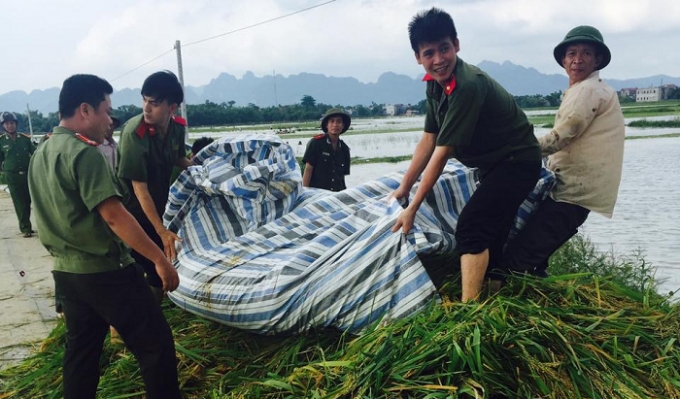 Lực lượng qu&acirc;n đội thuộc Lữ đo&agrave;n 299, Qu&acirc;n đo&agrave;n 1 tham gia hỗ trợ người d&acirc;n.&nbsp;(Ảnh CTV Phươg Nhi).