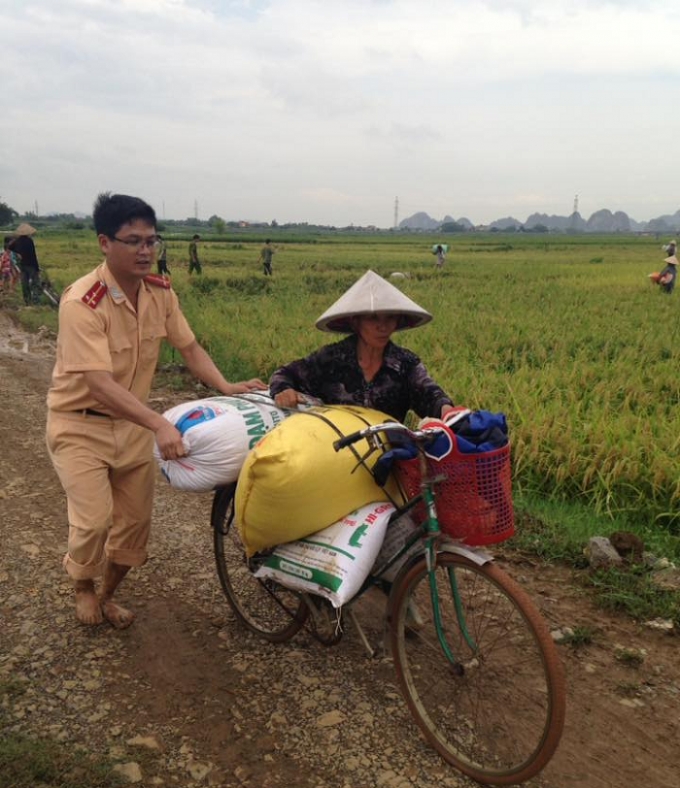 Lực lượng CSGT, c&ocirc;ng an, qu&acirc;n đội đằm m&igrave;nh