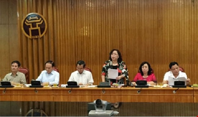 Chủ tịch HĐND TP, Chủ tịch Ủy ban Bầu cử TP Nguyễn Thị B&iacute;ch Ngọc ph&aacute;t biểu tại phi&ecirc;n họp.