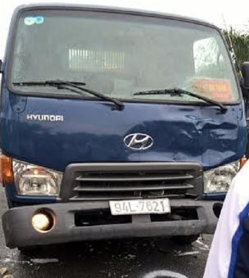 Đầu xe tải bị bẹp, vỡ đ&egrave;n tại hiện trường.