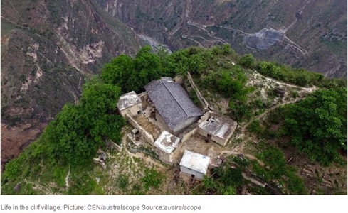 L&agrave;ng v&aacute;ch đ&aacute; nằm c&ocirc; lập tr&ecirc;n đỉnh n&uacute;i cao.