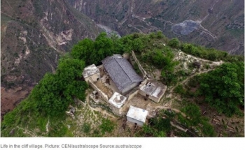 Học sinh leo núi dựng đứng để đi học