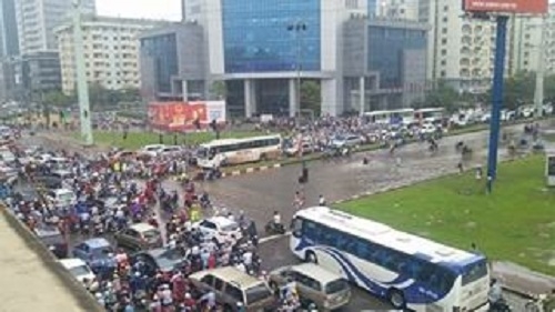 Đường Phạm H&ugrave;ng t&ecirc; liệt v&igrave; trận mưa tối ng&agrave;y 24/5.