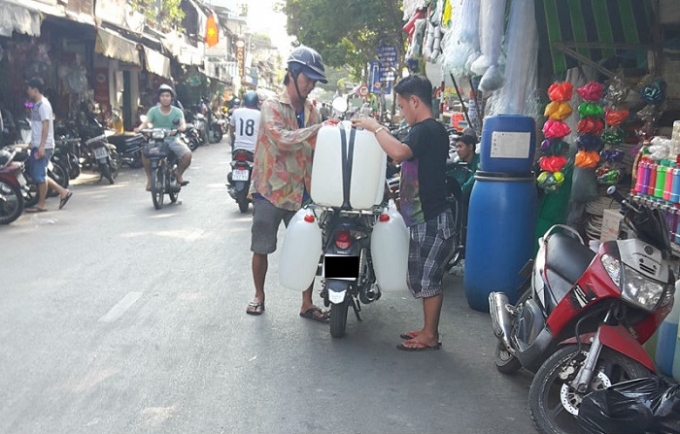 Mỗi ng&agrave;y, h&agrave;ng ngh&igrave;n l&iacute;t h&oacute;a chất, phụ gia thực phẩm tỏa đi khắp thị trường c&aacute;c tỉnh.