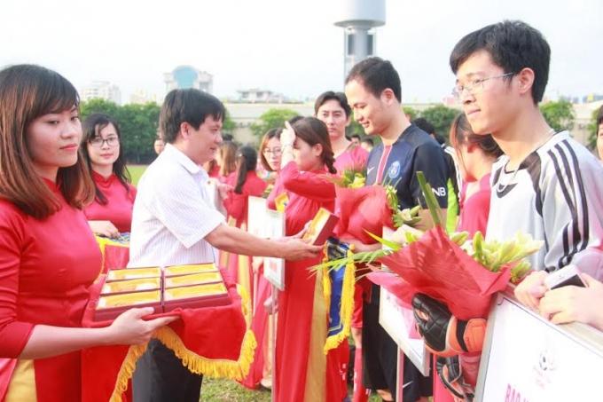 Trao hoa v&agrave; qu&agrave; lưu niệm cho c&aacute;c đội tham gia.