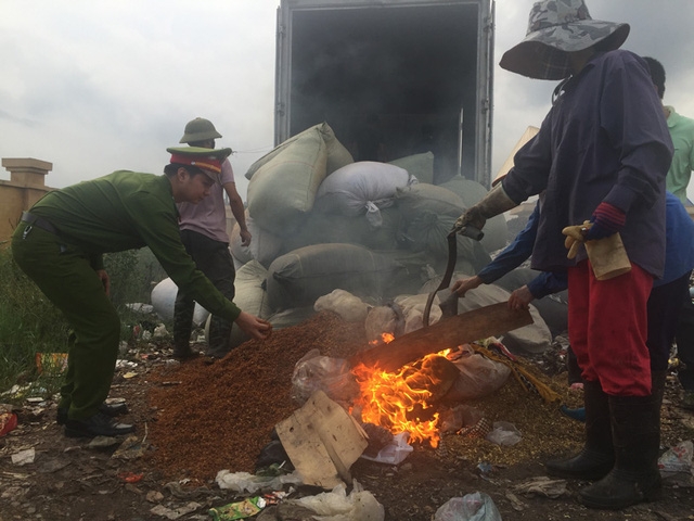 Chi Cục Quản l&yacute; thị trường tỉnh Bắc Giang c&ugrave;ng với ph&ograve;ng Cảnh s&aacute;t kinh tế v&agrave; c&aacute;c cơ quan chức năng tỉnh ti&ecirc;u hủy số thuốc bắt v&agrave; phụ gia tr&ecirc;n.