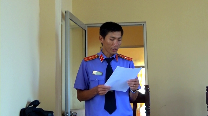 Đại diện Viện kiểm s&aacute;t đọc phần c&aacute;o trạng.