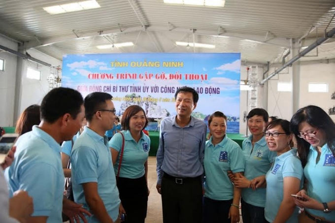 B&iacute; thư Tỉnh ủy Quảng Ninh Nguyễn Văn Đọc tr&ograve; chuyện với c&ocirc;ng nh&acirc;n trong buổi gặp mặt.