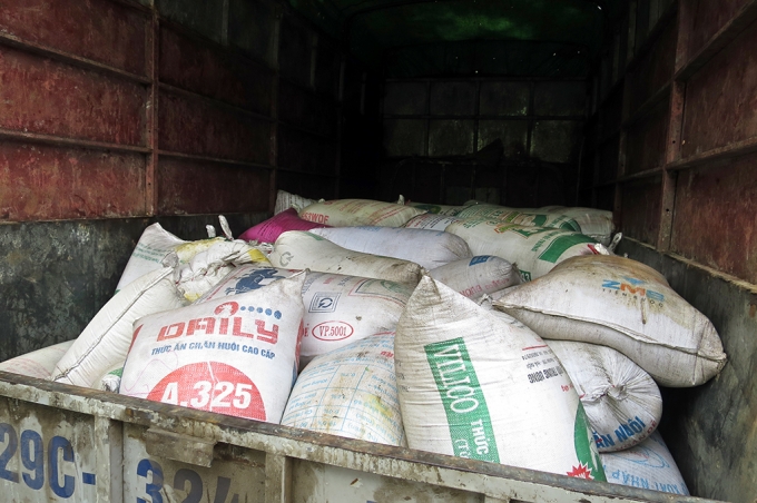 Số mỡ bẩn chứa trong bao tải đắp đầy xe .