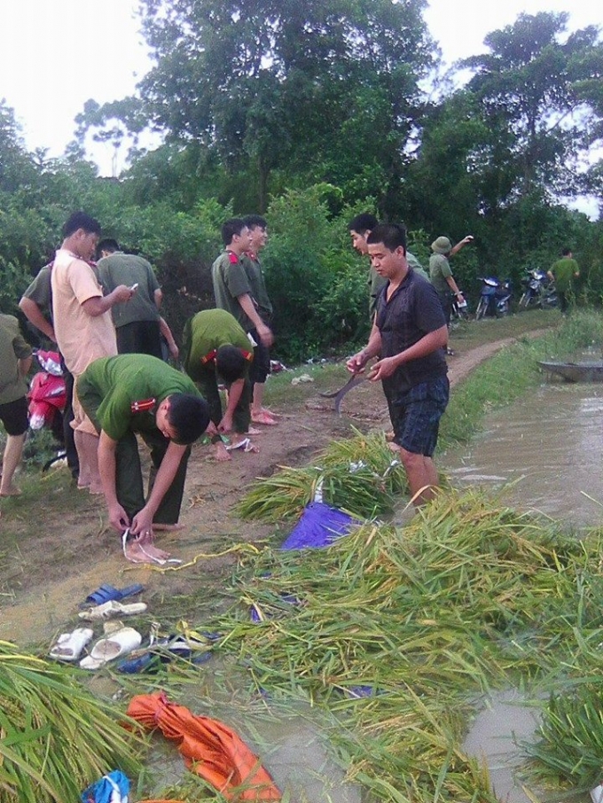 Ninh B&igrave;nh: CSGT, C&ocirc;ng an 2 huyện được huy động gi&uacute;p d&acirc;n gặt l&uacute;a chạy lũ