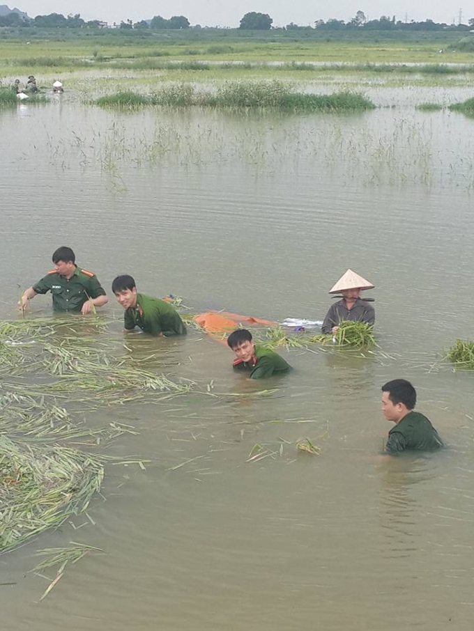 Ninh B&igrave;nh: CSGT, C&ocirc;ng an 2 huyện được huy động gi&uacute;p d&acirc;n gặt l&uacute;a chạy lũ