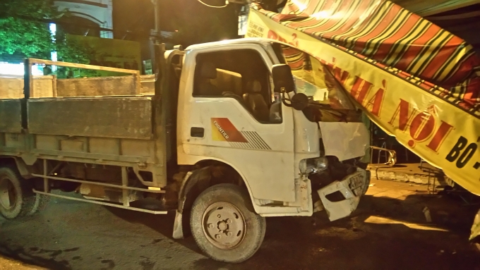 Chiếc &ocirc; t&ocirc; lao v&agrave;o qu&aacute;n phở trong đ&ecirc;m.