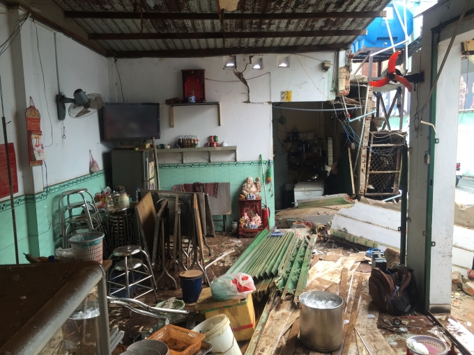 Nhiều vật dụng nằm ngổn ngang.