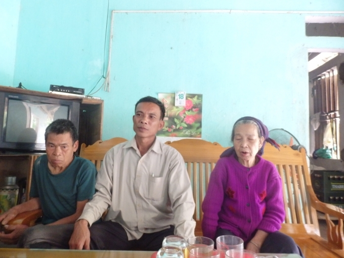 B&agrave; Việt (&aacute;o t&iacute;m) l&agrave; một trong số nhiều người ngh&egrave;o bị &ocirc;ng Lợi