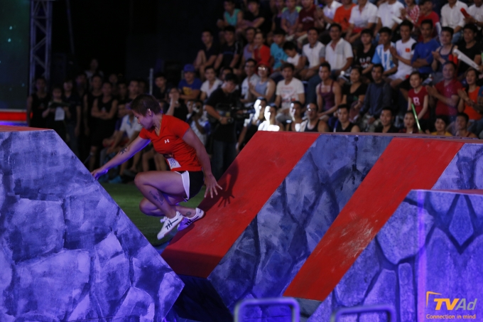 Th&iacute; sinh nữ đầu ti&ecirc;n của Kh&ocirc;ng giới hạn m&ugrave;a thứ 2: T&ocirc; Thị Hồng Đ&agrave;o đến từ TP Hồ Ch&iacute; Minh, c&ocirc; n&agrave;ng c&oacute; vẻ ngo&agrave;i c&aacute; t&iacute;nh nhưng l&agrave; người sống nội t&acirc;m v&agrave; rất y&ecirc;u trẻ nhỏ.&nbsp;C&ocirc; n&agrave;ng c&aacute; t&iacute;nh Hồng Đ&agrave;o đ&atilde; kh&ocirc;ng thể vượt qua được thử th&aacute;ch đầu ti&ecirc;n.