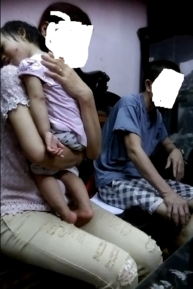 Mặc d&ugrave; vết thương của ch&aacute;u Nh&atilde; P. đ&atilde; đỡ hơn nhiều nhưng ch&aacute;u vẫn bị hoảng loạn v&agrave; sợ h&atilde;i. (Ảnh: Thu Hường).