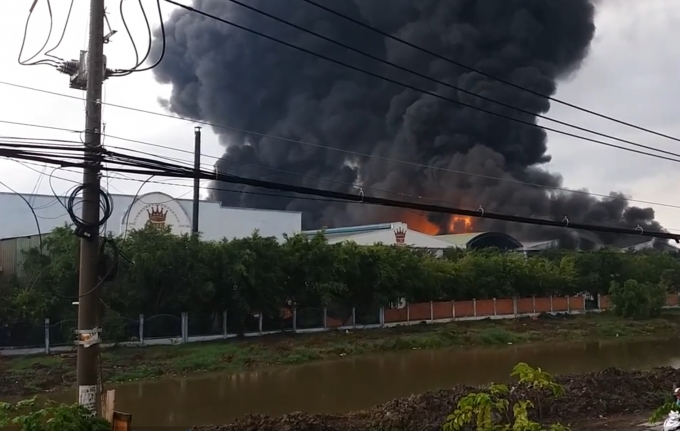 Cột kh&oacute;i cao h&agrave;ng chục m&eacute;t. Nguồn: Internet