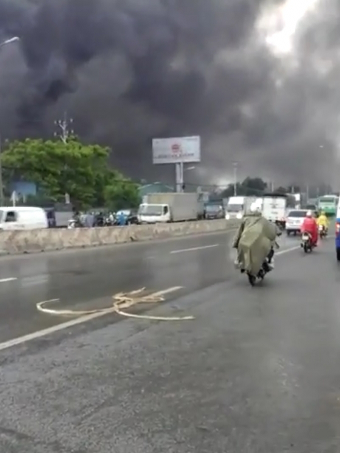 Kh&oacute;i đen bao tr&ugrave;m một v&ugrave;ng.