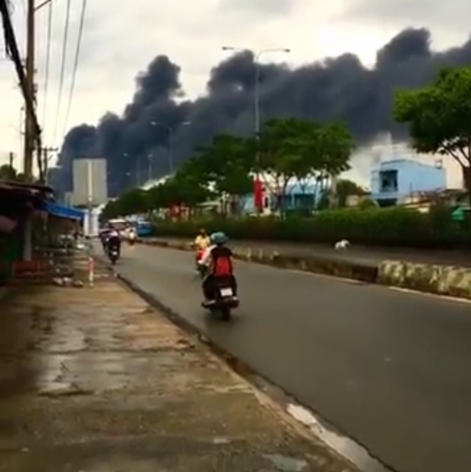 Từ xa đ&atilde; thấy cột kh&oacute;i đen bao tr&ugrave;m.