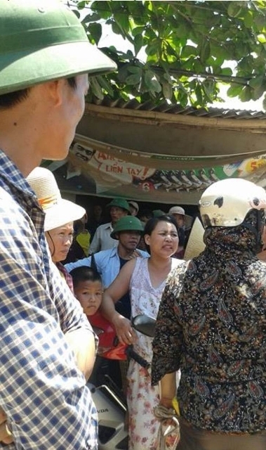 Người d&acirc;n v&acirc;y nh&agrave; b&agrave; H&agrave; để đ&ograve;i nợ.