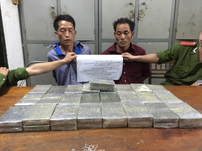 Hai đối tượng c&ugrave;ng tang vật tại cơ quan điều tra.