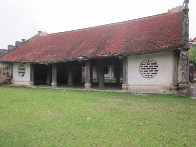 Đ&igrave;nh V&acirc;n Thị với hơn 300 năm tuổi đời, hằn in những th&aacute;ng năm thăng trầm lịch sử. M&aacute;i đ&igrave;nh xưa cũ v&otilde;ng xuống, đang từng ng&agrave;y oằn m&igrave;nh chống chọi với bao khắc nghiệt gi&oacute; mưa.