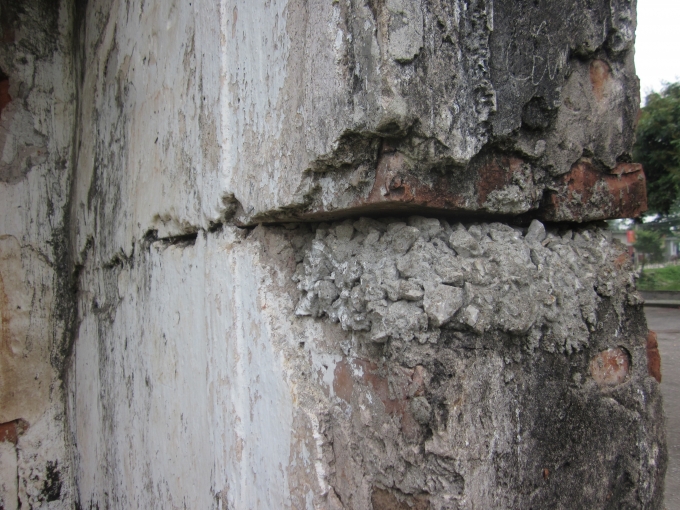 Nhiều nơi tr&ecirc;n c&aacute;c bức tường bị nứt to&aacute;c, c&oacute; nguy cơ sụp đổ bất cứ l&uacute;c n&agrave;o.