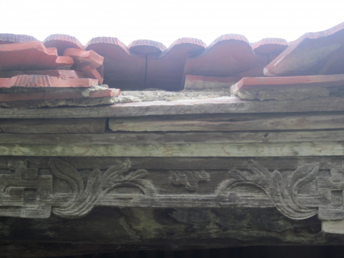 M&aacute;i ng&oacute;i nhiều chỗ bị vỡ, thiếu tr&ecirc;n hụt dưới v&agrave; lu&ocirc;n bị dột mỗi khi mưa đổ. Nước mưa theo đ&oacute; x&acirc;m nhập v&agrave; hủy hoại những th&acirc;n x&agrave; th&acirc;n cột bằng gỗ đ&atilde; gi&agrave; nua, mục ruỗng khiến ng&ocirc;i đ&igrave;nh ng&agrave;y c&agrave;ng yếu hơn.