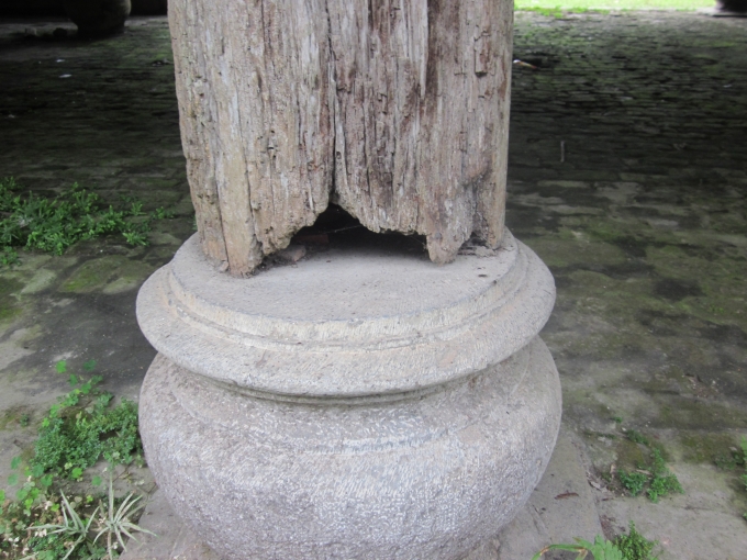 Nhiều cột chống đ&atilde; bị mọt ruỗng từ b&ecirc;n trong nhưng vẫn phải đảm đương trọng tr&aacute;ch