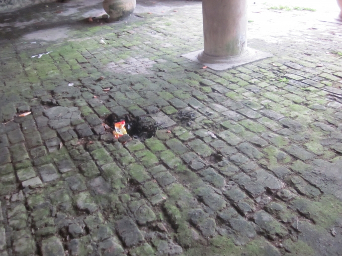 Nền gạch trong v&agrave; ngo&agrave;i khu&ocirc;n vi&ecirc;n Đ&Igrave;nh V&acirc;n Thị cũng bị b&agrave;o m&ograve;n, thừa n&eacute;t r&ecirc;u phong cổ k&iacute;nh v&agrave; cũng rất dư thừa khả năng bục vỡ.