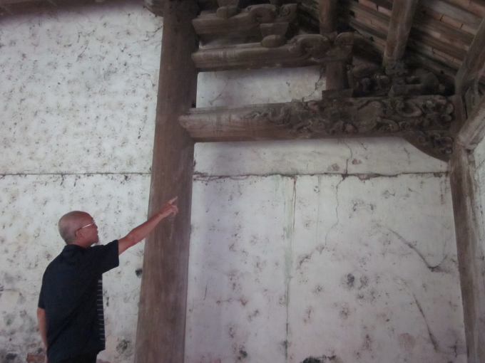 Những n&eacute;t hoa văn tinh xảo được chạm khắc tinh tế, nhưng mỗi khi mưa xuống, nước mưa lại b&agrave;o m&ograve;n khiến tuổi thọ của c&aacute;c hoa văn lu&ocirc;n vị đe dọa.