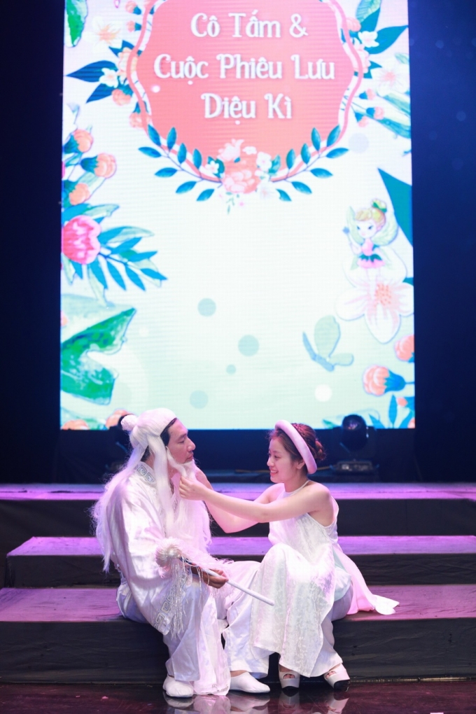 Quang Thắng kh&ocirc;ng ngại đu d&acirc;y, chạy v&ograve;ng quanh s&acirc;n khấu v&igrave; hot girl d&acirc;n gian Thu Hằng