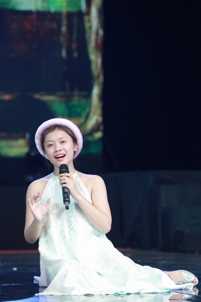 Quang Thắng kh&ocirc;ng ngại đu d&acirc;y, chạy v&ograve;ng quanh s&acirc;n khấu v&igrave; hot girl d&acirc;n gian Thu Hằng