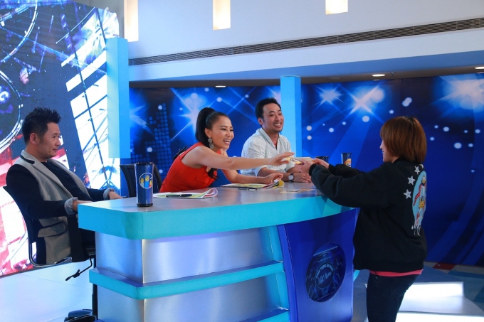 Vietnam Idol: C&ocirc; nh&acirc;n vi&ecirc;n casino Ho&agrave;i Thu khiến ca sĩ Bằng Kiều ngẩn ngơ