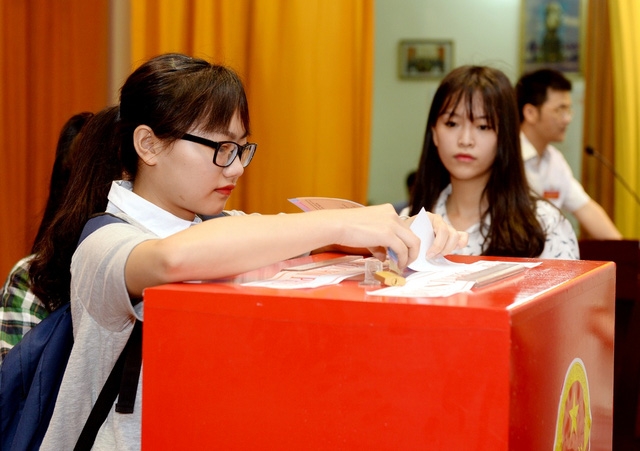 Sinh vi&ecirc;n H&agrave; Nội phấn khởi đi bầu cử. (Ảnh: Anh Tuấn).