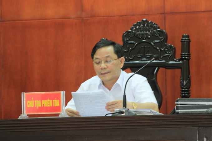Chủ tọa phi&ecirc;n t&ograve;a Dương Trọng Quang đọc to&agrave;n bộ bản c&aacute;o trạng.