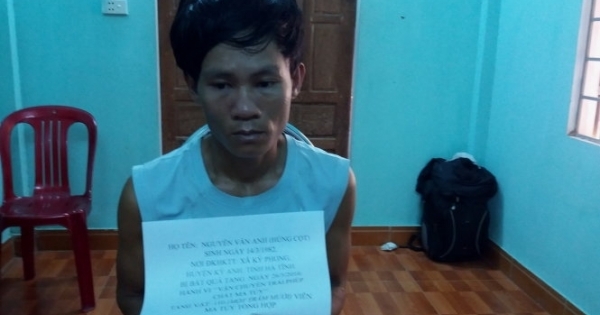 Nhét ma túy trong... hậu môn để qua biên giới