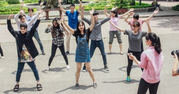 Nắng "vỡ đầu", sinh viên trường Báo vẫn miệt mài luyện tập cho đêm nhạc Phút Cuối chia tay K32