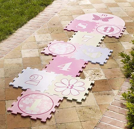 Một tấm thảm nhảy l&ograve; c&oacute; m&agrave;u sắc sẽ gi&uacute;p b&eacute; c&oacute; thể tho&agrave;i m&aacute;i chơi ở bất cứ đ&acirc;u.