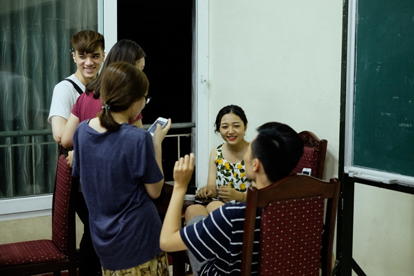 C&aacute;c th&agrave;nh vi&ecirc;n đội h&aacute;t hăng say tập luyện những ca kh&uacute;c mới gửi tặng c&aacute;c sinh vi&ecirc;n kh&oacute;a cuối.