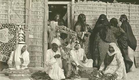 C&aacute;ch đ&acirc;y 50 năm, đường phố vắng người, số lượng xe hơi rất &iacute;t ỏi. C&ograve;n hiện nay, th&agrave;nh phố xuất hiện rất nhiều si&ecirc;u xe của nh&agrave; gi&agrave;u Dubai v&agrave; c&aacute;c đại gia tr&ecirc;n thế giới đến sống ở đ&acirc;y.