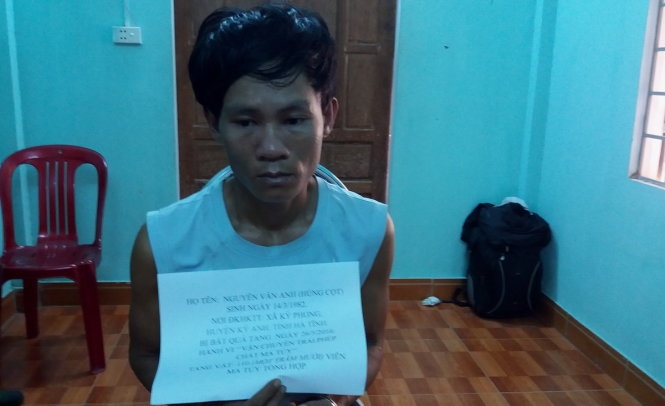 Nguyễn Văn Anh đang được bộ đội bi&ecirc;n ph&ograve;ng lấy lời khai - Ảnh: H.T.