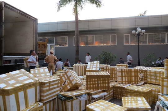 Hơn 10 tấn l&ograve;ng lợn, l&aacute; s&aacute;ch b&ograve; thối rữa nhập khẩu qua bi&ecirc;n giới bị bắt giữ.