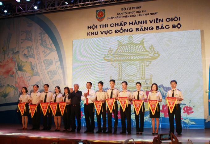 Trao cờ lưu niệm cho 11 đội thi