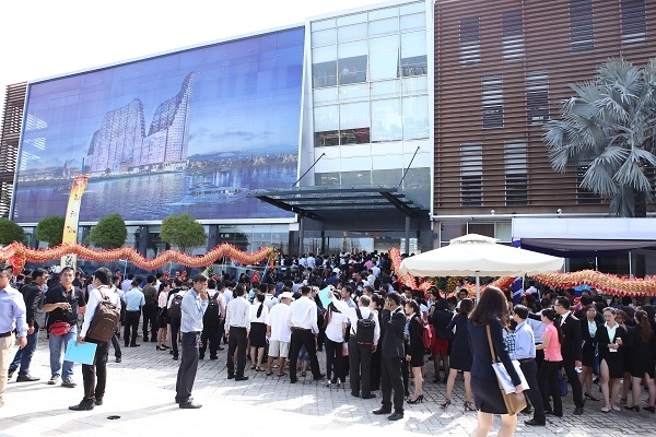 2.000 kh&aacute;ch h&agrave;ng tham dự Lễ khai trương nh&agrave; mẫu River City.