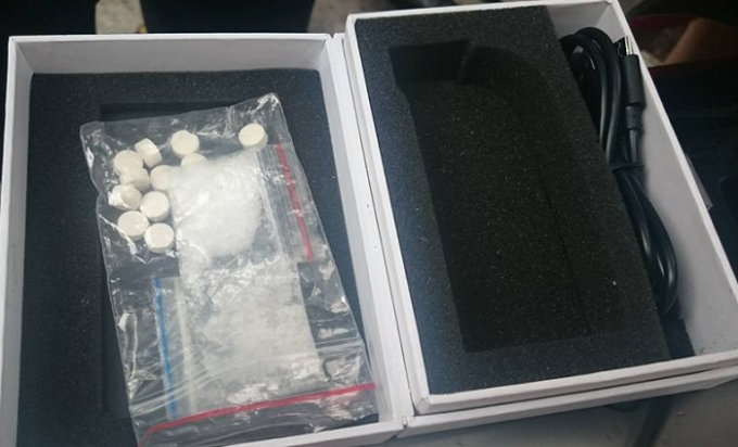 Số ma tuy tổng hợp được hai đối tượng giấu trong một hộp đựng điện thoại.