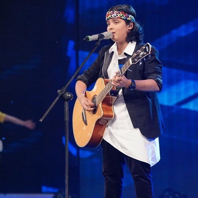 D&ugrave; đang đau họng nhưng Jayden vẫn thể hiện xu&aacute;t sắc phần thi của m&igrave;nh - Nguồn: Internet.